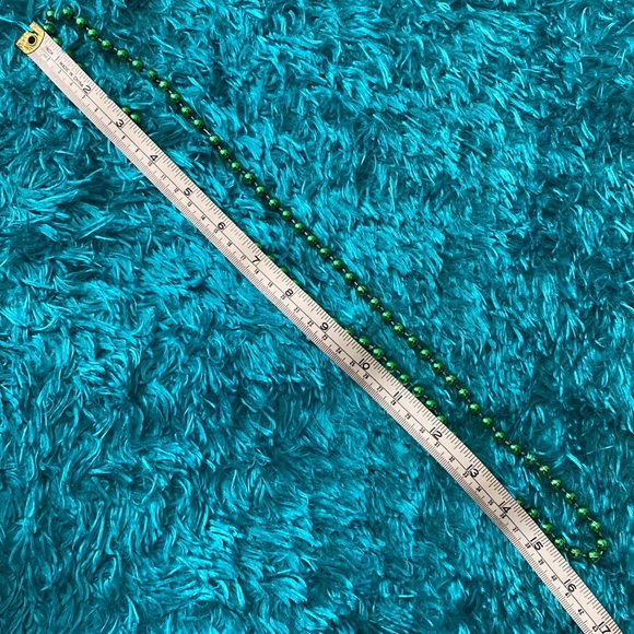 Green plastic spherical beads necklace - Picture 5 of 6
